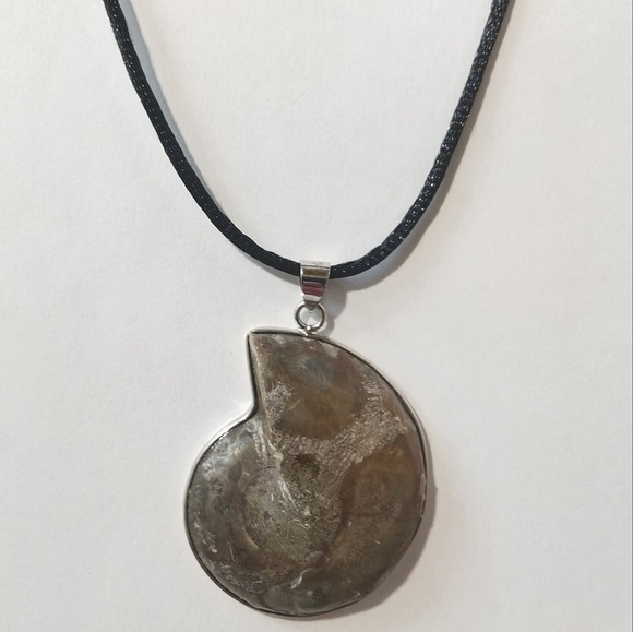 Shell Pendant & Nylon Cord Necklace - Picture 4 of 6